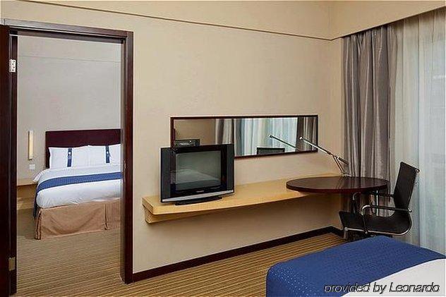 Holiday Inn Express Meilong Shanghai Room photo