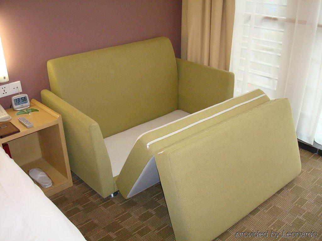 Holiday Inn Express Meilong Shanghai Room photo